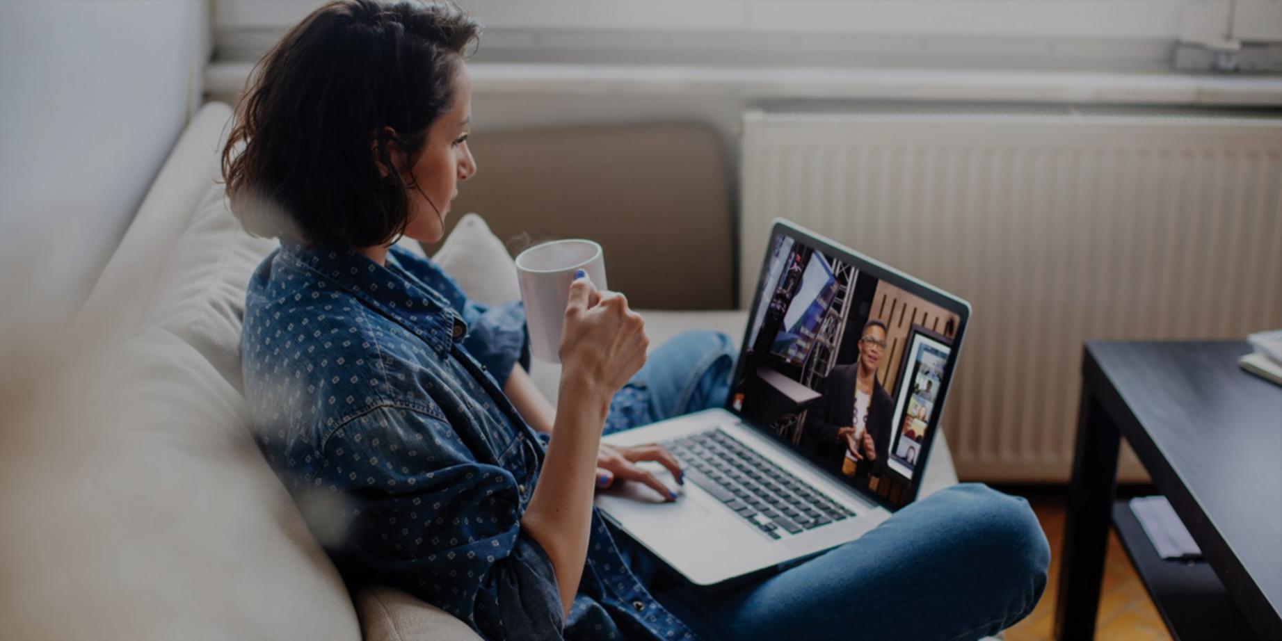 Studenti sledují online přednášku o ročním rozpočtování